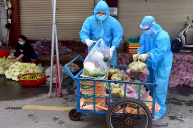 Đội vận chuyển gõ cửa giao hàng từng nhà trong khu phong tỏa ở TPHCM
