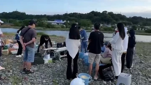 Người Việt xếp hàng thưởng thức món quà tuổi thơ bất ngờ có mặt ở Nhật Bản