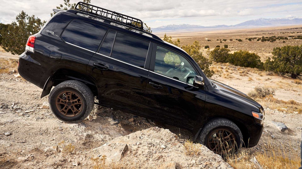 Huyền thoại Land Cruiser và quyết định gây tò mò của Toyota - 2