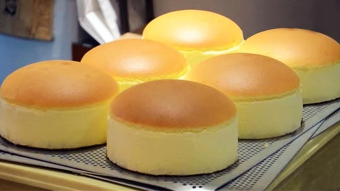 Cận cảnh công đoạn cắt bánh bông lan phô mai khổng lồ ở cửa hàng, từng miếng bánh núng nính được tách ra cực đã mắt - Ảnh 1. Cận cảnh công đoạn cắt bánh bông lan phô mai khổng lồ ở cửa hàng, từng miếng bánh núng nính được tách ra cực đã mắt - Ảnh 1.