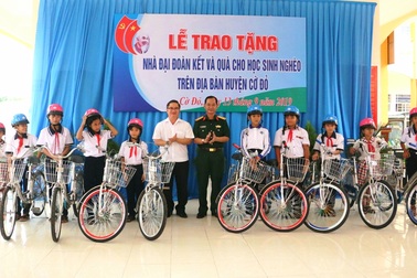 Ban Tuyên giáo TP Cần Thơ trao tặng 50 suất học bổng và 10 xe đạp cho HS khó khăn