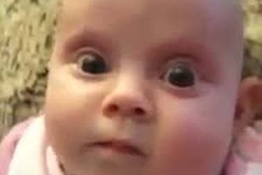 Em bé 3 tháng tuổi khóc khi nghe bố hát, nhưng lại cười tươi khi nghe mẹ hát