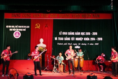 Thầy trò Học viện Âm nhạc Huế làm lễ khai giảng ngập tràn tiếng nhạc