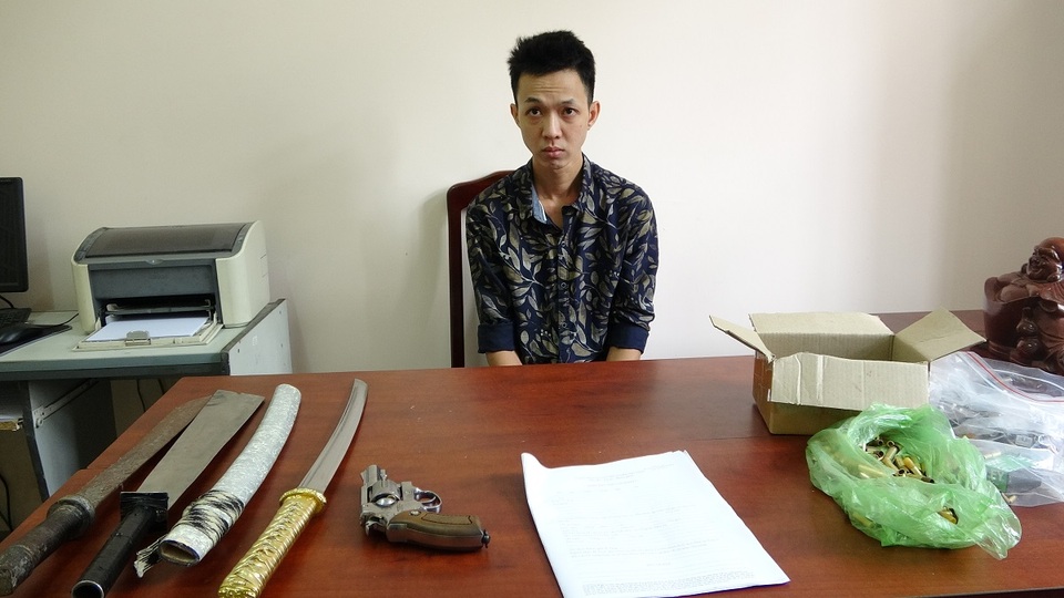 Bắt khẩn cấp hai đối tượng ném pháo nổ vào nhà dân để đòi nợ - 2 Bắt khẩn cấp hai đối tượng ném pháo nổ vào nhà dân để đòi nợ - 2