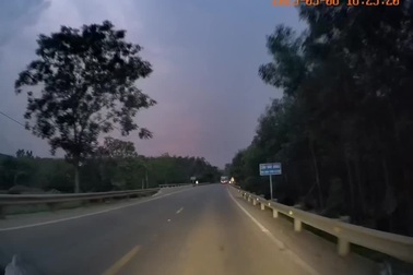 Xe bán tải lao vào vệ đường, đâm đổ cột biển báo vì chạy lấn làn vượt ẩu