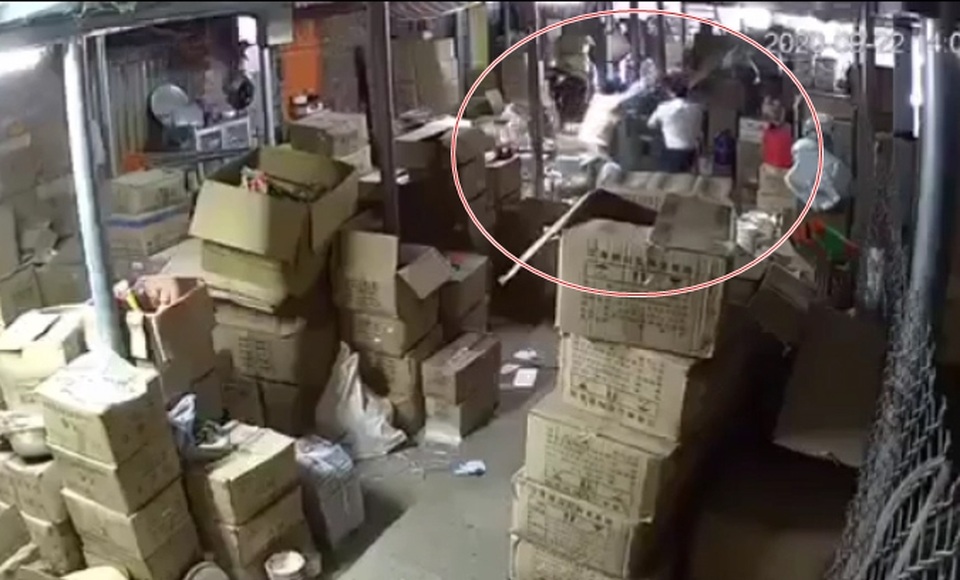 Khởi tố, bắt tạm giam người đàn ông dùng gậy đánh vợ cũ dã man - 2 Khởi tố, bắt tạm giam người đàn ông dùng gậy đánh vợ cũ dã man - 2