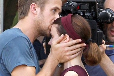 Trai tài gái sắc Hollywood hôn nhau say đắm