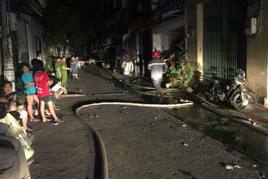 Cháy xưởng sản xuất trái cây nhựa, người dân chạy tán loạn