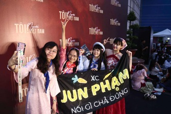 "Tôi! Người Việt Nam": Nhiều bạn trẻ mặc Việt phục háo hức đến check-in