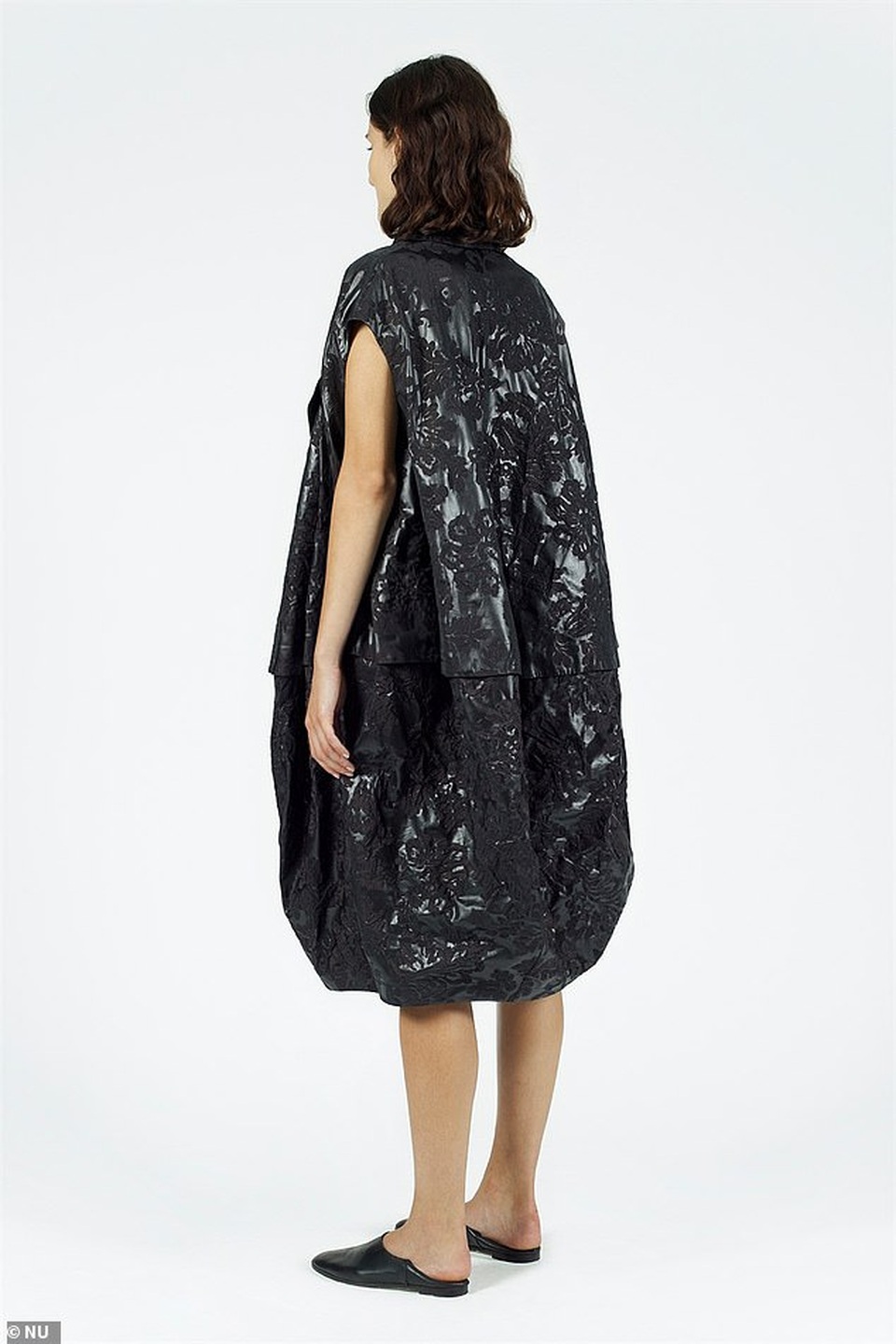 Váy như... túi nhựa đựng rác có giá hơn 15 triệu đồng - 2 Váy như... túi nhựa đựng rác có giá hơn 15 triệu đồng - 2