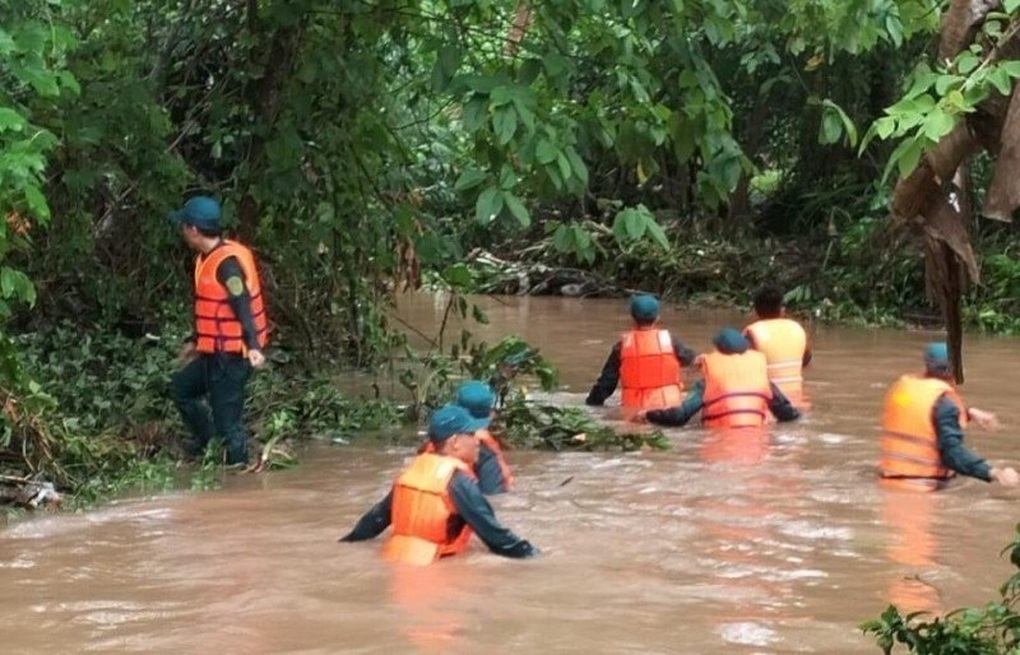 Người đàn ông bị nước cuốn trôi khi đi qua đập - 1 Người đàn ông bị nước cuốn trôi khi đi qua đập - 1