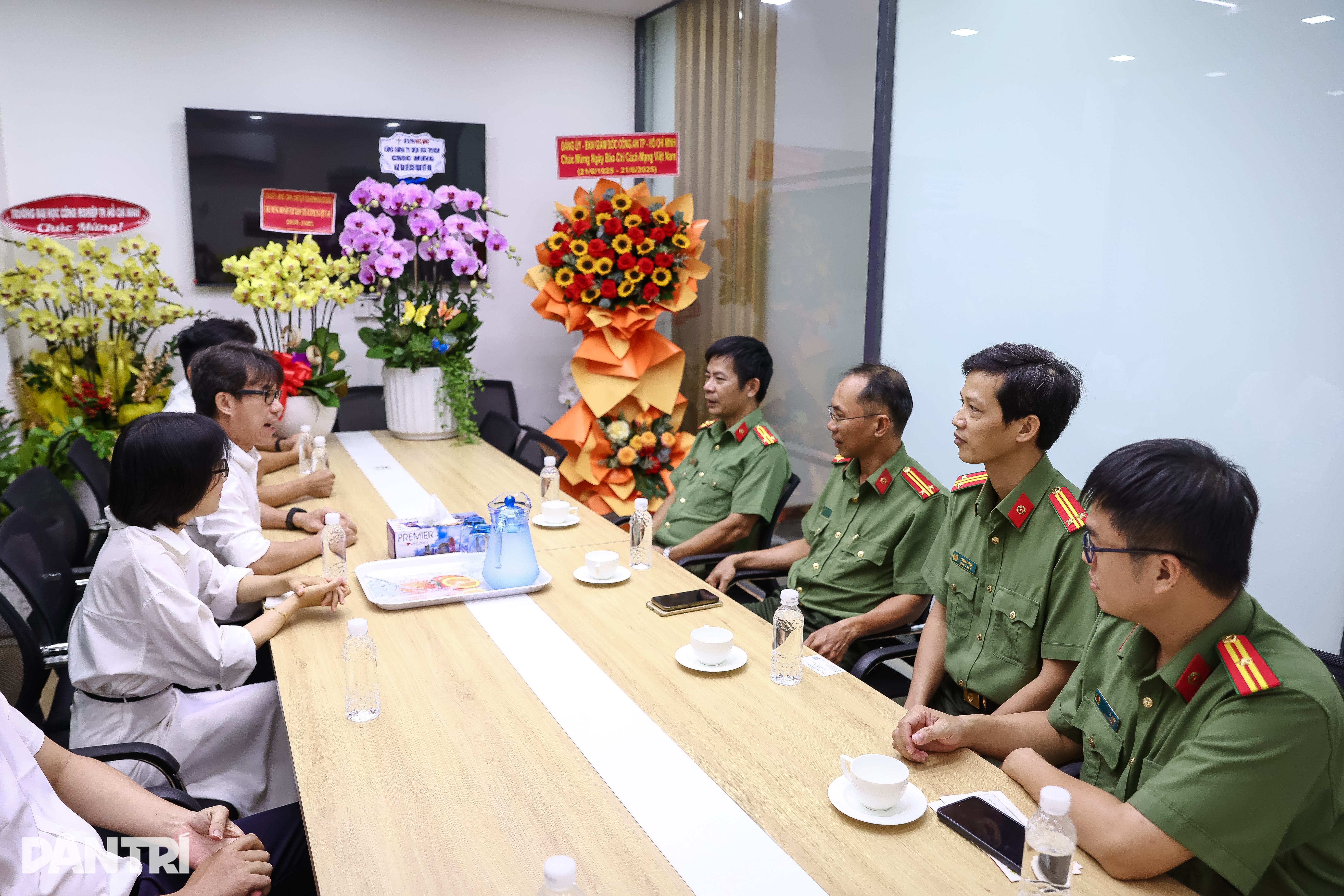 Văn phòng báo Dân trí ở miền Nam đón nhận nhiều tình cảm dịp 21/6 - 3