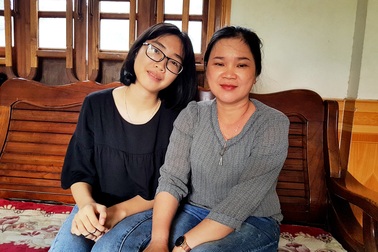 Nữ sinh mồ côi cha gác ước mơ làm bác sĩ vì sợ mẹ khổ