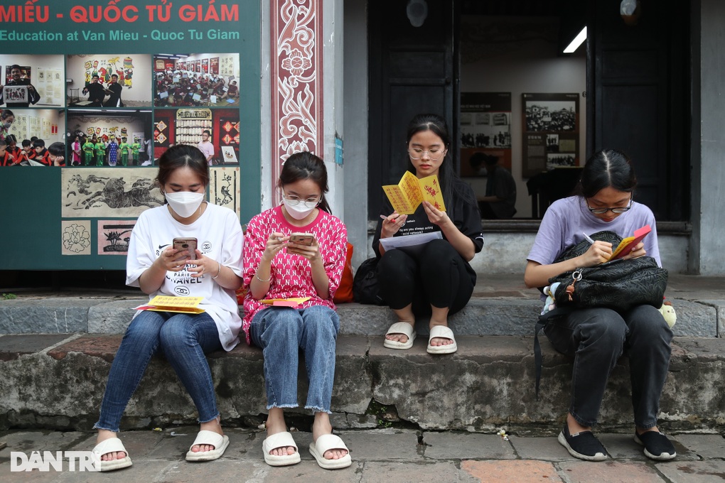 Sĩ tử đổ về Văn Miếu cầu may, chi hàng trăm ngàn đồng tiền lễ sớ - 5 Sĩ tử đổ về Văn Miếu cầu may, chi hàng trăm ngàn đồng tiền lễ sớ - 5