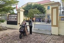 Trả hồ sơ vụ phó chủ tịch phường chứng thực giấy mua bán đất cho con trai