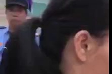 Bảo vệ không cho phát cháo trước cổng bệnh viện