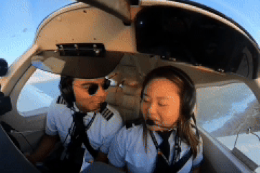 Cô gái Việt được bạn trai cầu hôn trong buồng lái trực thăng ở Mỹ như phim