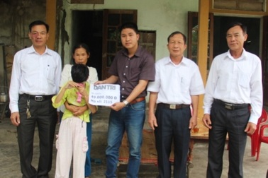 Trao 49 triệu đồng đến gia đình chị Võ Văn Nghị