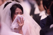 Cho con chơi trong ký túc xá, nữ sinh bị "ném đá" vì lấy chồng quá sớm