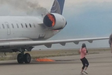 Máy bay chở khách United Airlines cháy động cơ trên không