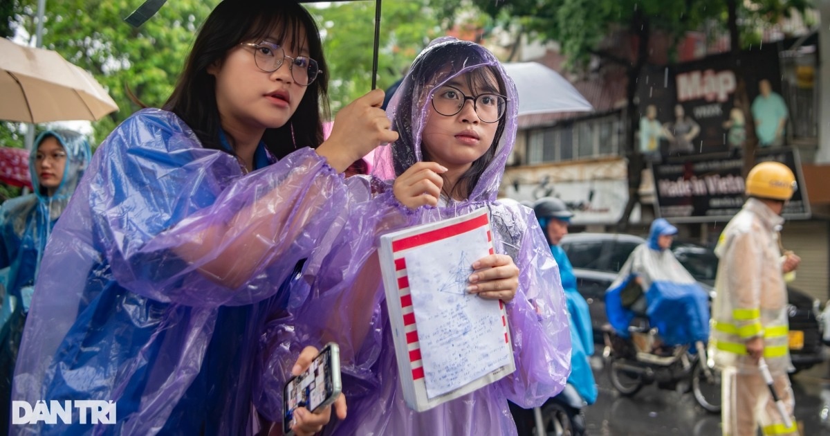 View - Phụ huynh vất vả "đội mưa" từ 4h sáng đưa con đi thi môn cuối vào lớp 10 | Báo Dân trí