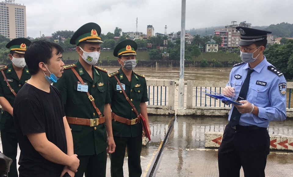 Trao trả Trung Quốc 3 người đi du lịch chui - 1 Trao trả Trung Quốc 3 người đi du lịch chui - 1