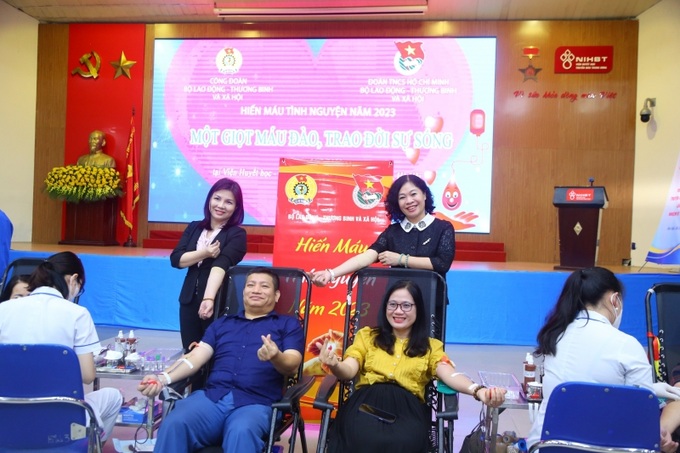 Bà Hoàng Thị Thu Huyền, Chủ tịch Công đoàn Bộ LĐ-TB&XH (đứng ngoài cùng bên trái) chia sẻ: Phong trào vận động hiến máu tình nguyện đã và đang được tổ chức ở 41 Công đoàn trực thuộc Bộ, thu hút đông đảo đội ngũ công chức, viên chức và người lao động của Bộ tham gia hiến máu tình nguyện.