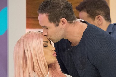 Katie Price ly dị chồng trẻ