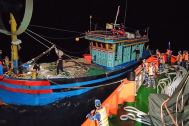 Cứu sống 6 người trên tàu cá bị trôi dạt trên biển