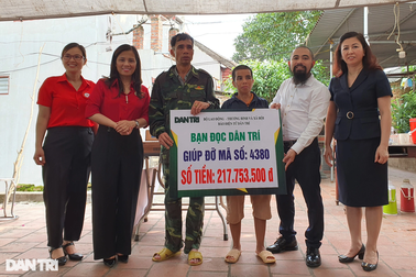 Bạn đọc Dân trí giúp đỡ anh khuyết tật chăm em tâm thần hơn 217 triệu đồng