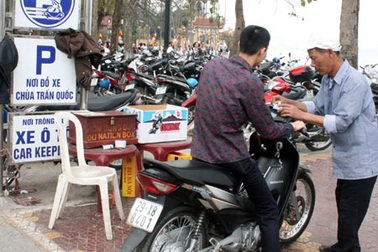 Hà Nội: Nhiều điểm trông xe vẫn thoả sức “chặt chém”
