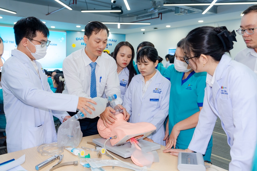 Long Chau menyediakan latihan yang mendalam dan menyeragamkan prosedur vaksinasi yang selamat - 3 Long Châu đào tạo chuyên sâu, chuẩn hóa quy trình tiêm chủng an toàn - 3
