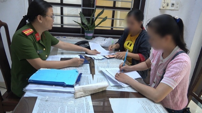 Một nạn nhân ở Huế bị các đối tượng lừa đảo qua không gian mạng chiếm đoạt tài sản đến cơ quan Công an trình báo. Ảnh: CACC