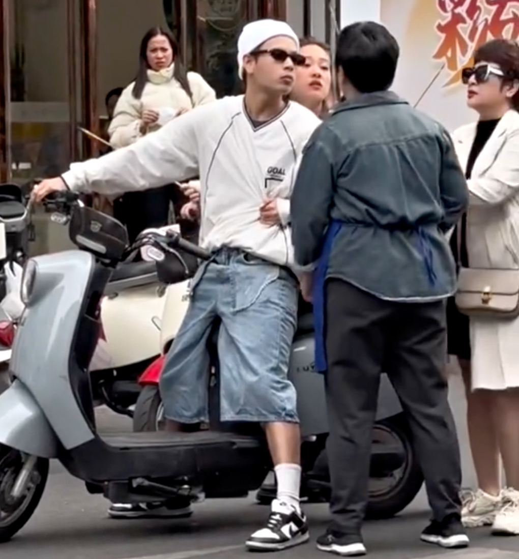 Ca sĩ JayKii xin lỗi về clip cự cãi gay gắt với người bán hàng ở nước ngoài - 1 Ca sĩ JayKii xin lỗi về clip cự cãi gay gắt với người bán hàng ở nước ngoài - 1