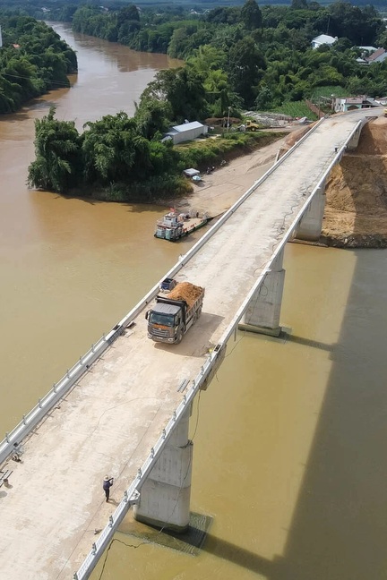 Cầu Hiếu Liêm bắc qua sông Đồng Nai sắp thông xe