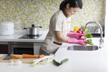 Tiền lương và BHXH của người giúp việc gia đình tính ra sao?