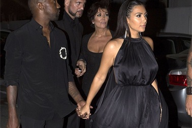 Cả nhà cô Kim mặc đồ đen dự tiệc