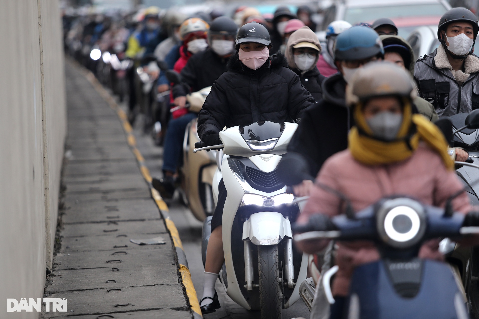 Hà Nội: Giao thông hỗn loạn, kẹt gần 5km trên đại lộ Thăng Long - 4 Hà Nội: Giao thông hỗn loạn, kẹt gần 5km trên đại lộ Thăng Long - 4