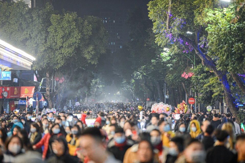 Người Hà Nội xuống đường đón giao thừa Tết Dương lịch trong giá lạnh - 2 Người Hà Nội xuống đường đón giao thừa Tết Dương lịch trong giá lạnh - 2