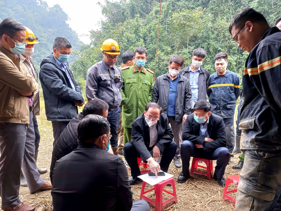 Dừng tìm kiếm 2 người mất tích trong hang sâu 400 m ở Bắc Kạn - 3 Dừng tìm kiếm 2 người mất tích trong hang sâu 400 m ở Bắc Kạn - 3