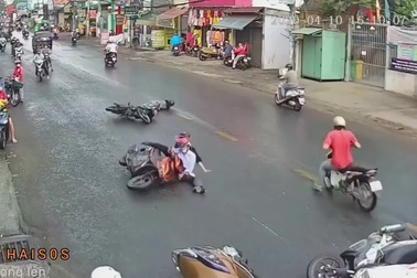 Đường trơn trượt khiến hàng loạt xe máy ngã kềnh