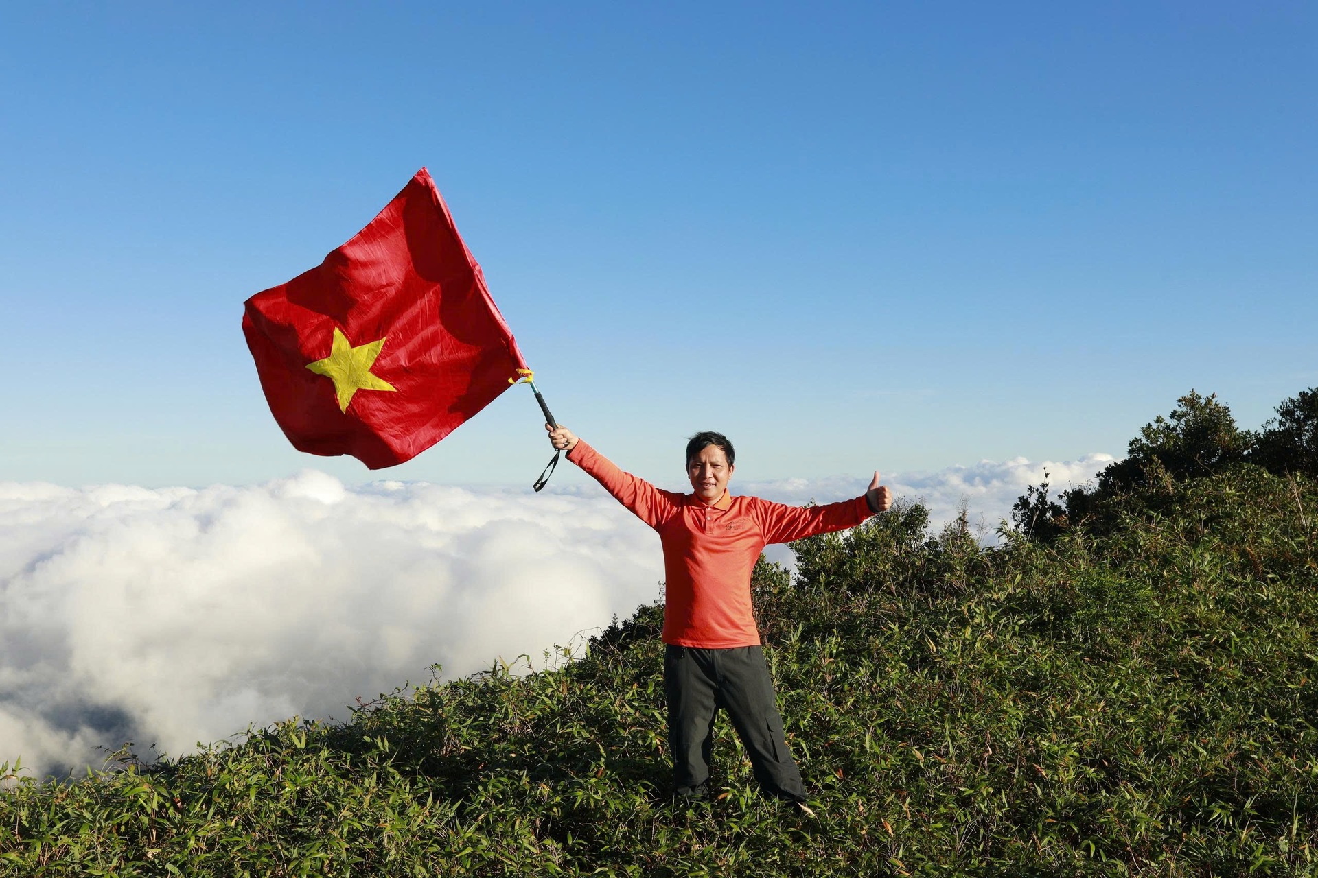 Săn mây trên “nóc nhà” Voi Mẹp cao hơn 1.700m so với mực nước biển - 2 Săn mây trên “nóc nhà” Voi Mẹp cao hơn 1.700m so với mực nước biển - 2