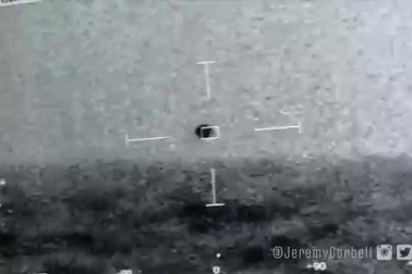 Bí ẩn vật thể lạ áp sát tàu chiến Mỹ