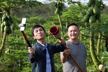 Những ngôi làng "cùng làm giàu" bởi ai cũng biết… livestream