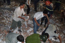 Trắng đêm cứu người giữa đống đổ nát 