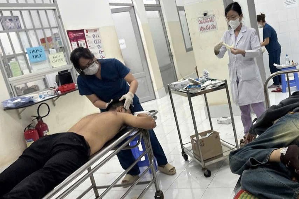 Lật xe chở công nhân, hơn 10 người bị thương ở Tây Ninh - 2