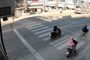 Chuyển hướng thiếu quan sát, người phụ nữ suýt mất mạng dưới bánh ô tô tải