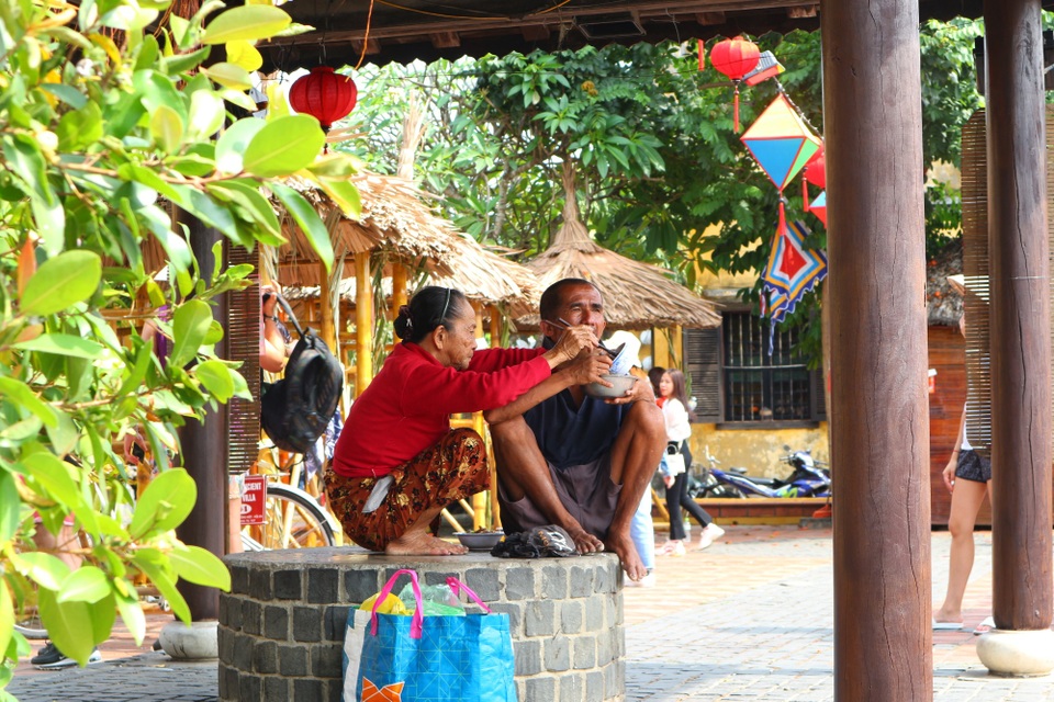 Du khách “xúng xính” check-in Hội An những ngày đầu năm mới - 12