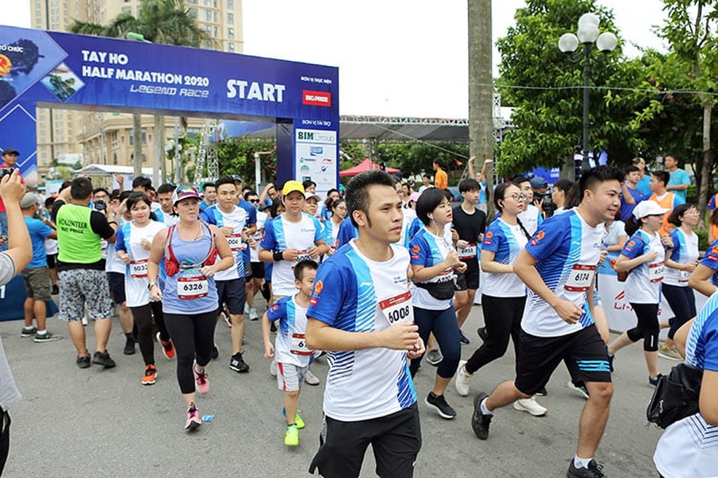 5.000 VĐV tham dự giải chạy bán marathon ở Hồ Tây - 1 5.000 VĐV tham dự giải chạy bán marathon ở Hồ Tây - 1