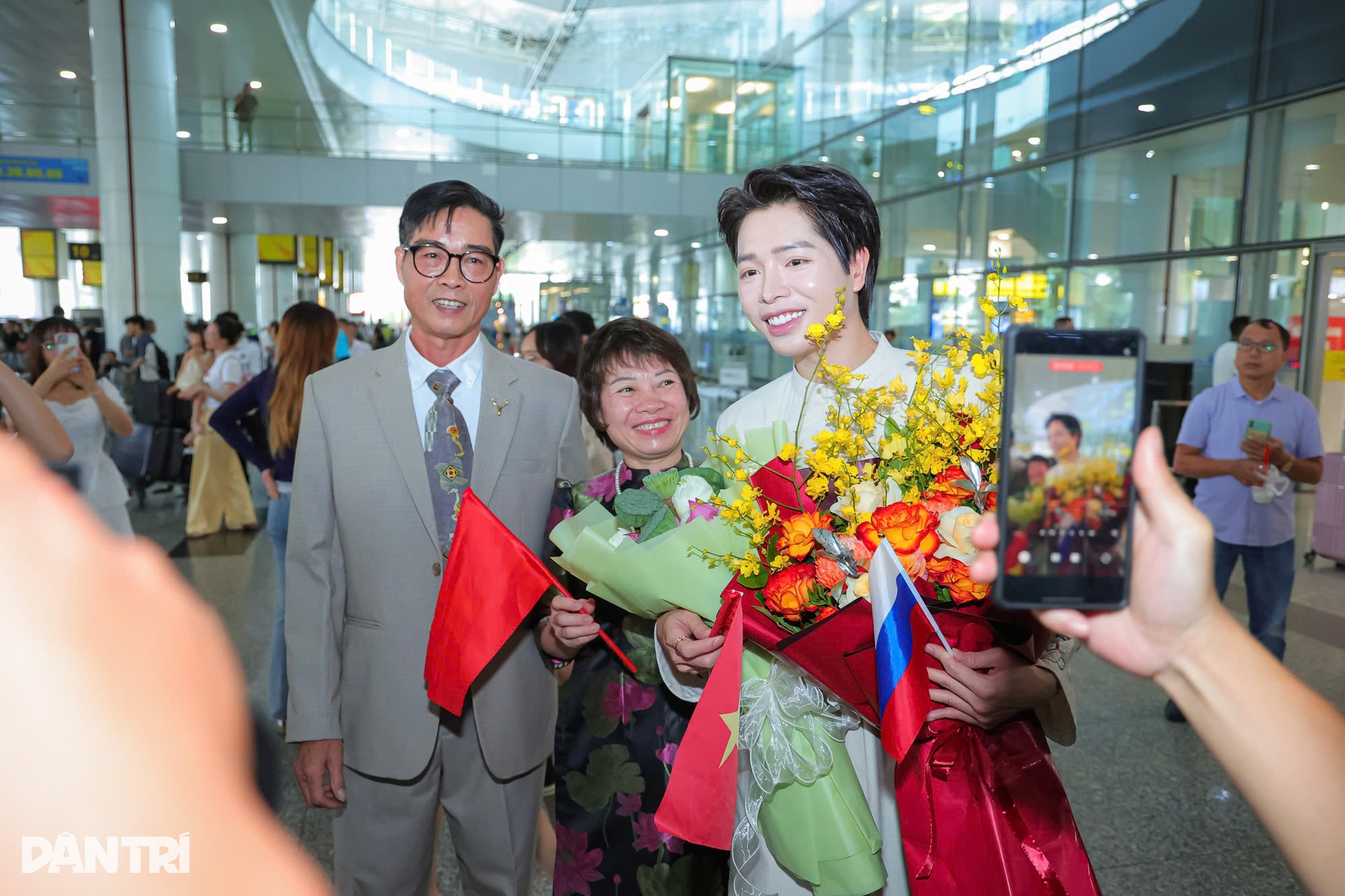 Đức Phúc về nước: Fan dậy từ 3h, mang nón lá tặng thần tượng - 6 Đức Phúc về nước: Fan dậy từ 3h, mang nón lá tặng thần tượng - 6